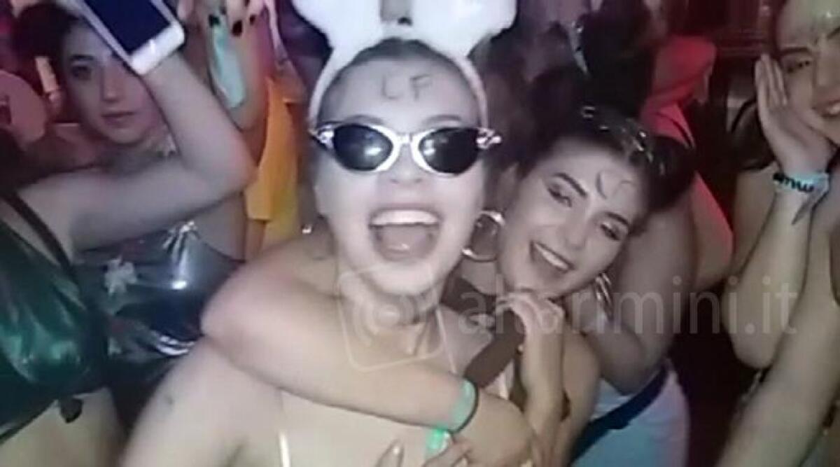 VIDEO: le ragazze universitarie inglesi festeggiano la vacanza a Rimini. Sabato oltre 2000 studenti lasciano l'Italia -