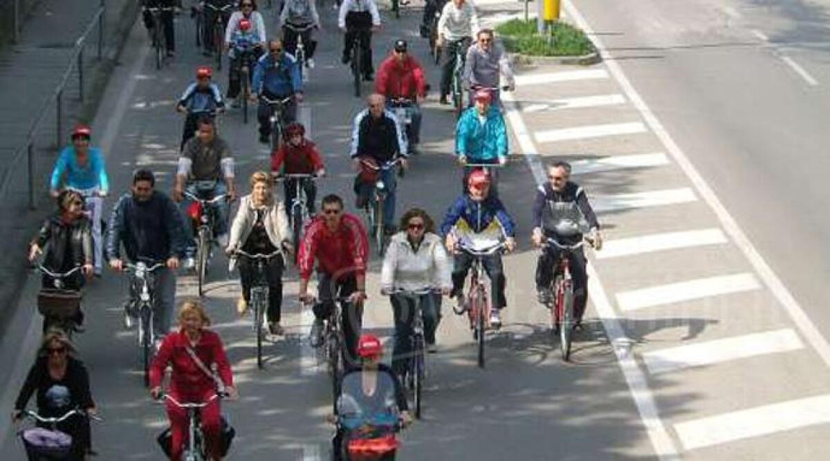 Bimbi e adulti tutti insieme in bici per il 25 aprile a Rimini, con un omaggio alla Resistenza - 
