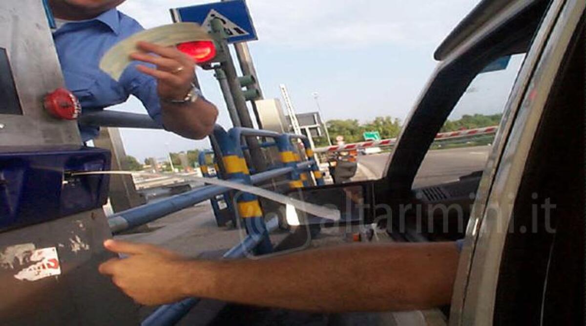 Casellante dell'autostrada litiga con automobilista, poi lo investe: lo scontro procede in Tribunale - 