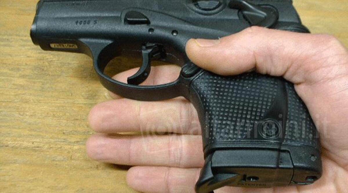 Fermato per un controllo in auto con la droga. Dalla perquisizione domiciliare spunta fuori una pistola - 