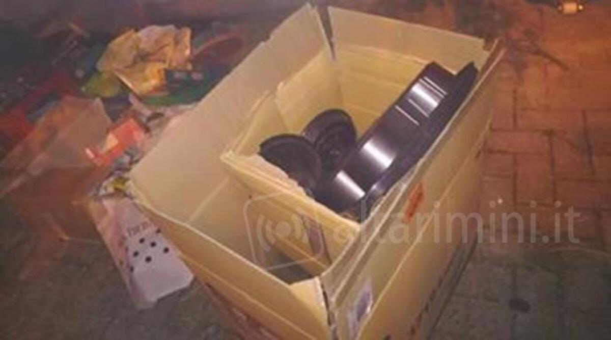 Rimini, arrivano i cassonetti con la carta smeraldo: le persone abbandonano i rifiuti - 