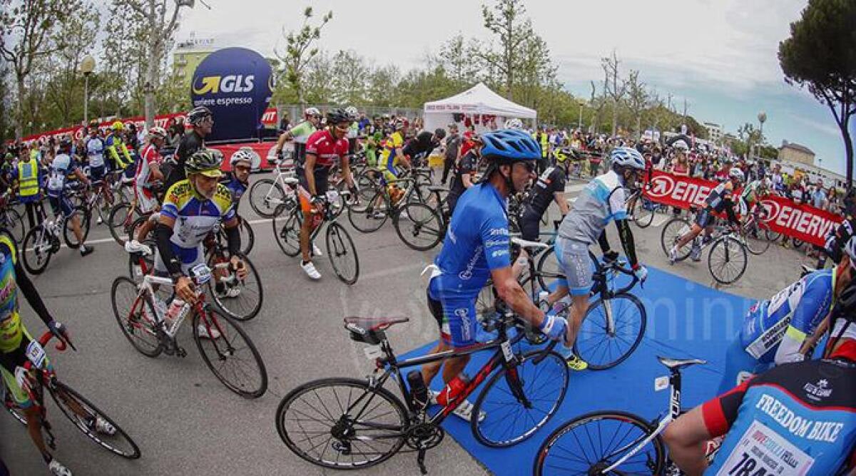 Ciclismo, sabotaggio con chiodi alla Gran Fondo Nove Colli. Tanti vip e campioni tra i 12mila iscritti -
