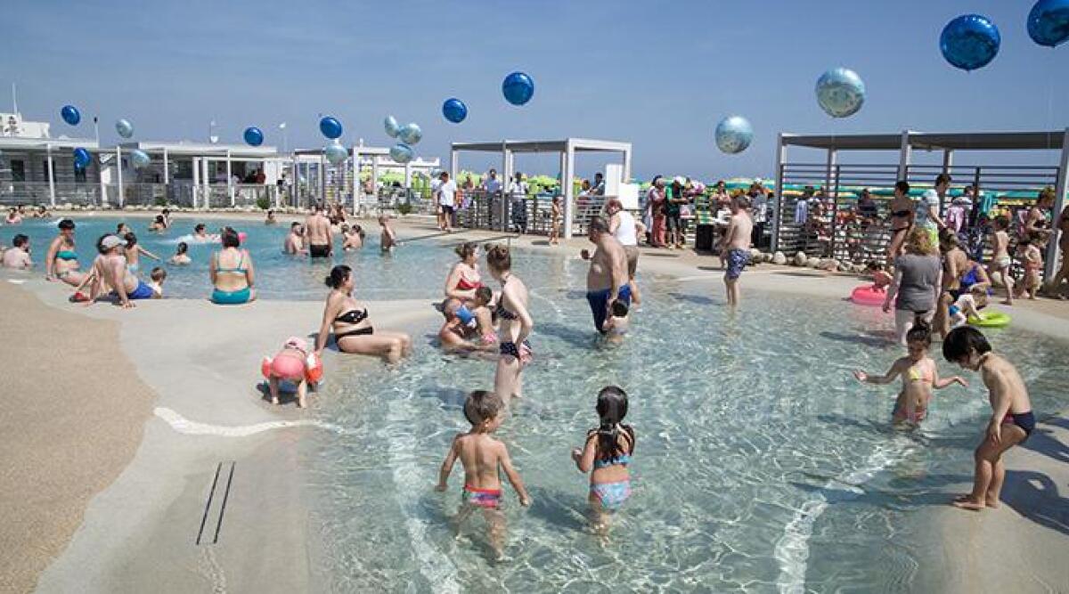 FOTO: A Misano Adriatico inaugurano la prima piscina naturale sulla spiaggia - 