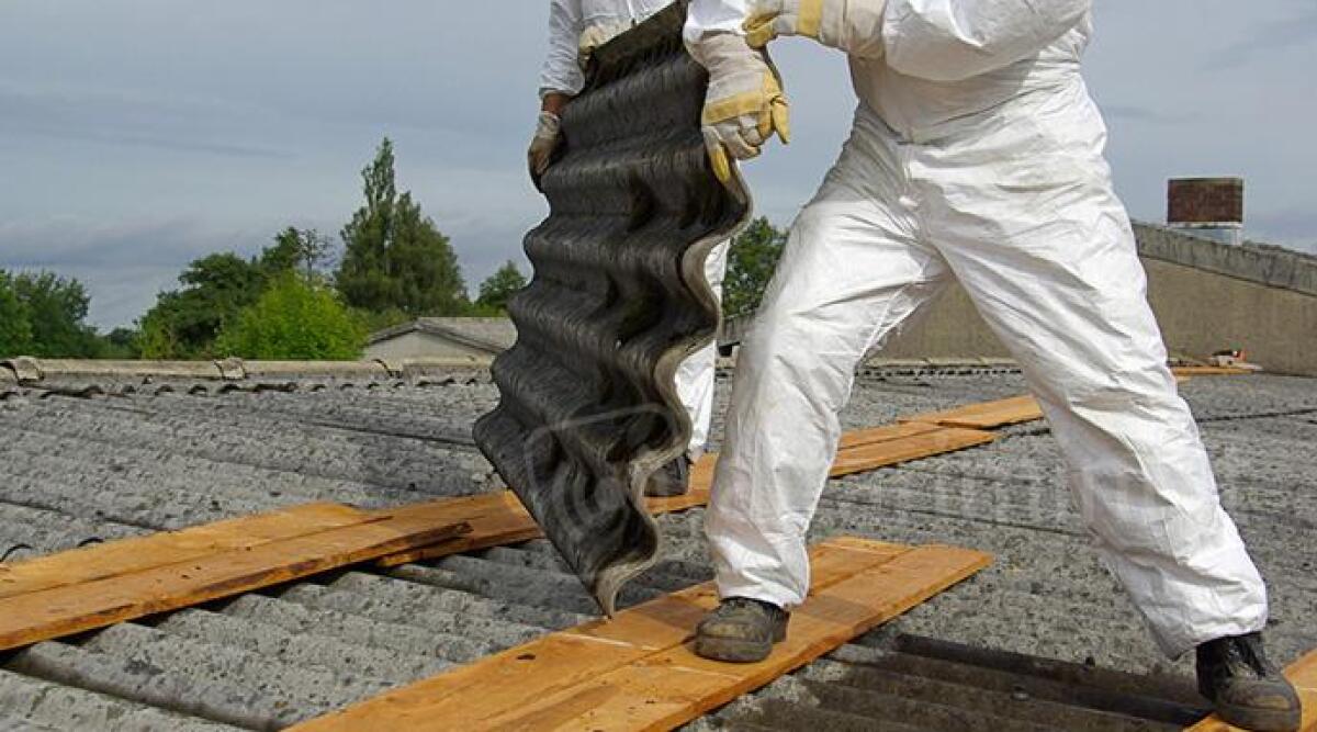 A Rimini oltre 20 vittime di amianto all'anno, rimosse in cinque anni oltre 650 tonnellate di eternit - Immagine di repertorio