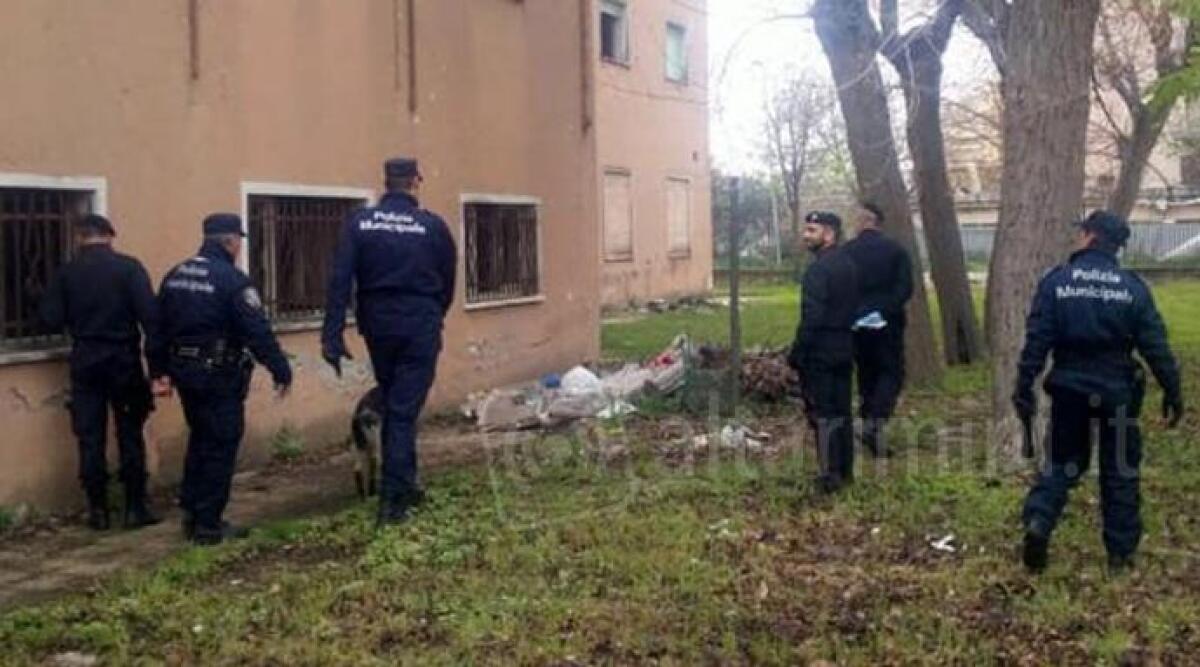 L'ex albergo 'Le conchiglie' di Riccione luogo di bivacco di una decina di senzatetto, il blitz delle forze dell'ordine - 