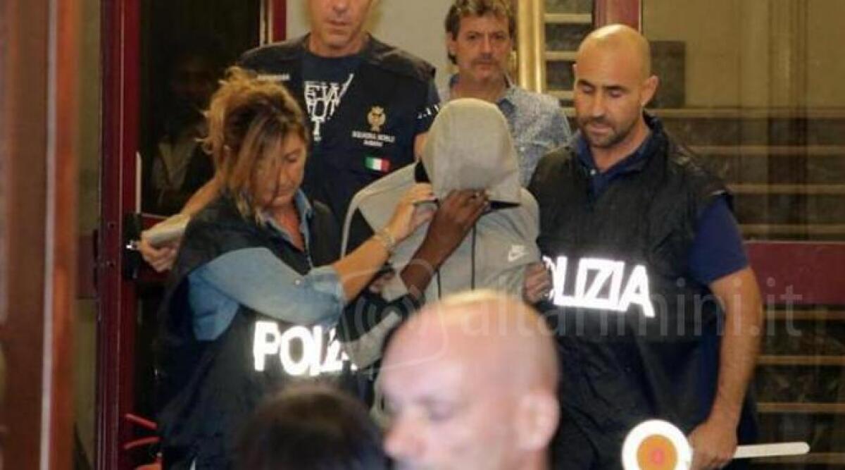 Stupri sulla spiaggia di Miramare, pene confermate per i tre minorenni complici di Butungu - Butungu in questura durante l&rsquo;arresto