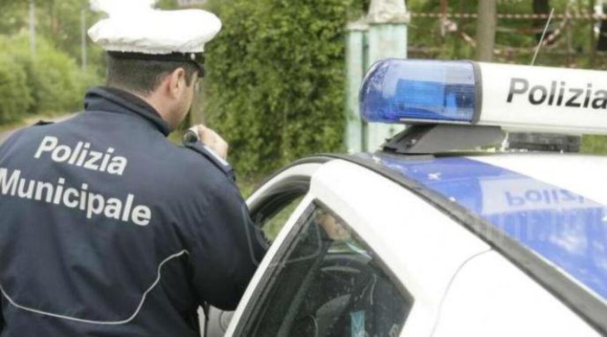 Auto a zig zag a folle velocit&agrave; per le vie di Marina Centro: si schiantano contro i cartelli stradali e scappano - 