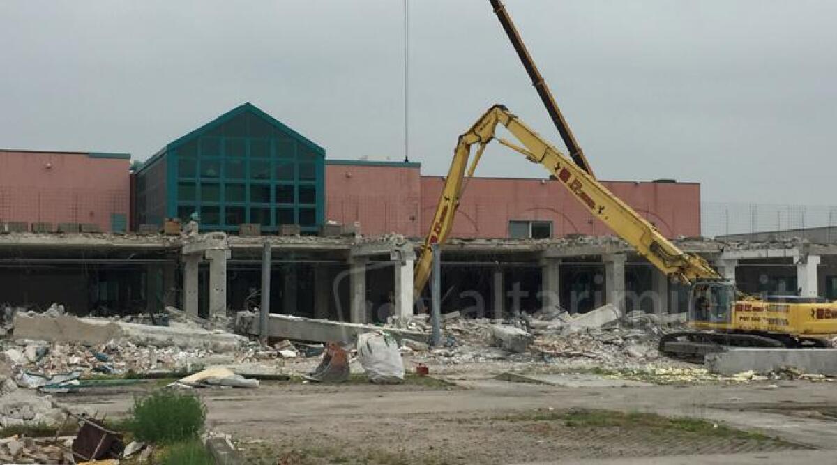 Demolito l'ex centro commerciale Le Torri: sorgerà un nuovo supermercato. Realizzata una rotatoria -