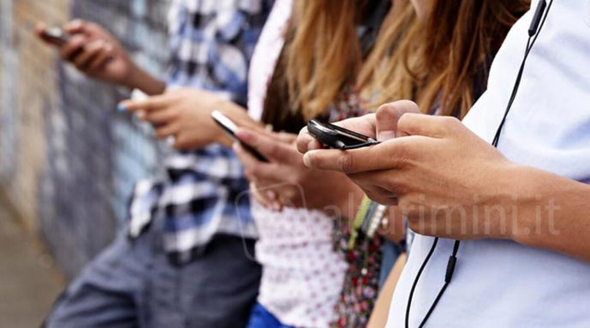 Rimini, rubano video erotico dal telefono e lo mettono in rete: vittima una studentessa 15enne - 