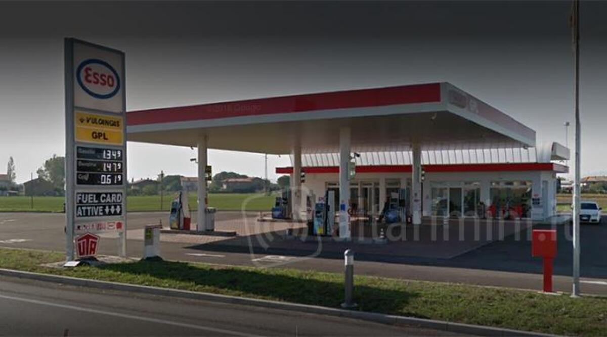 Banditi con le pistole assaltano il distributore Esso, benzinai sequestrati e rapinati - 