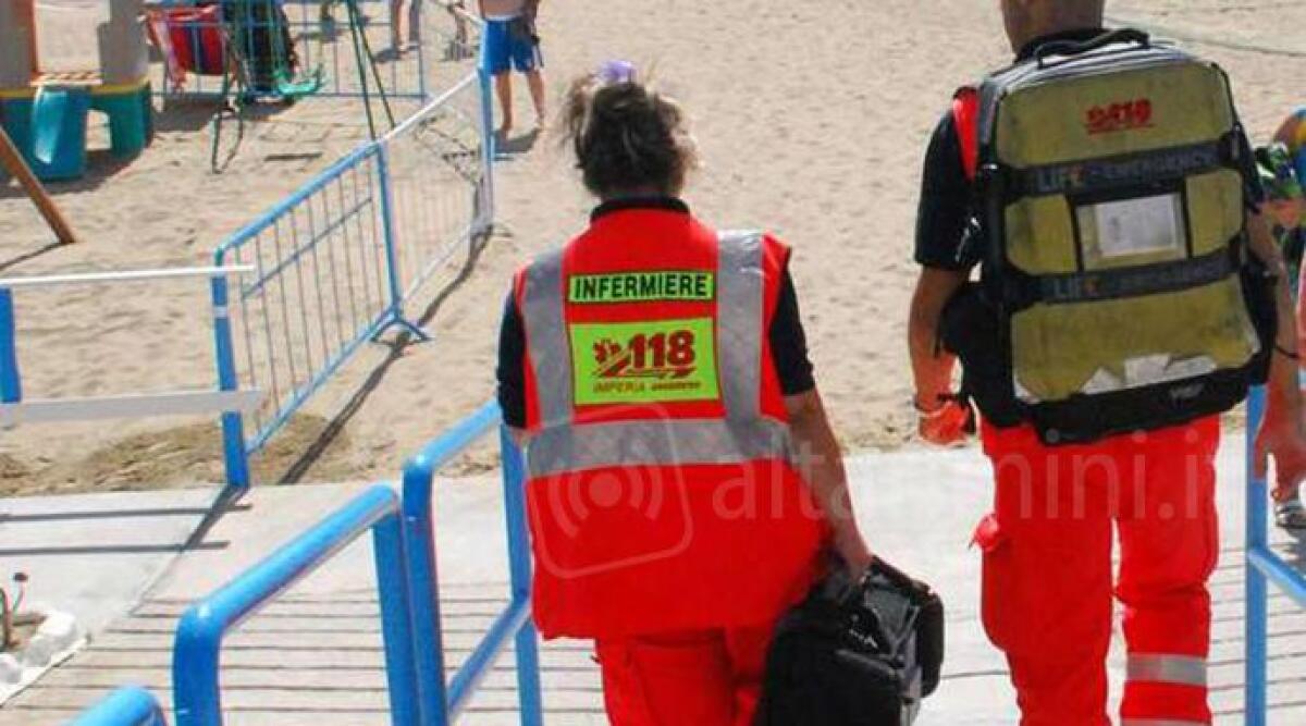 Miramare, bagnante accusa un malore in spiaggia: ricoverata in gravi condizioni in ospedale -