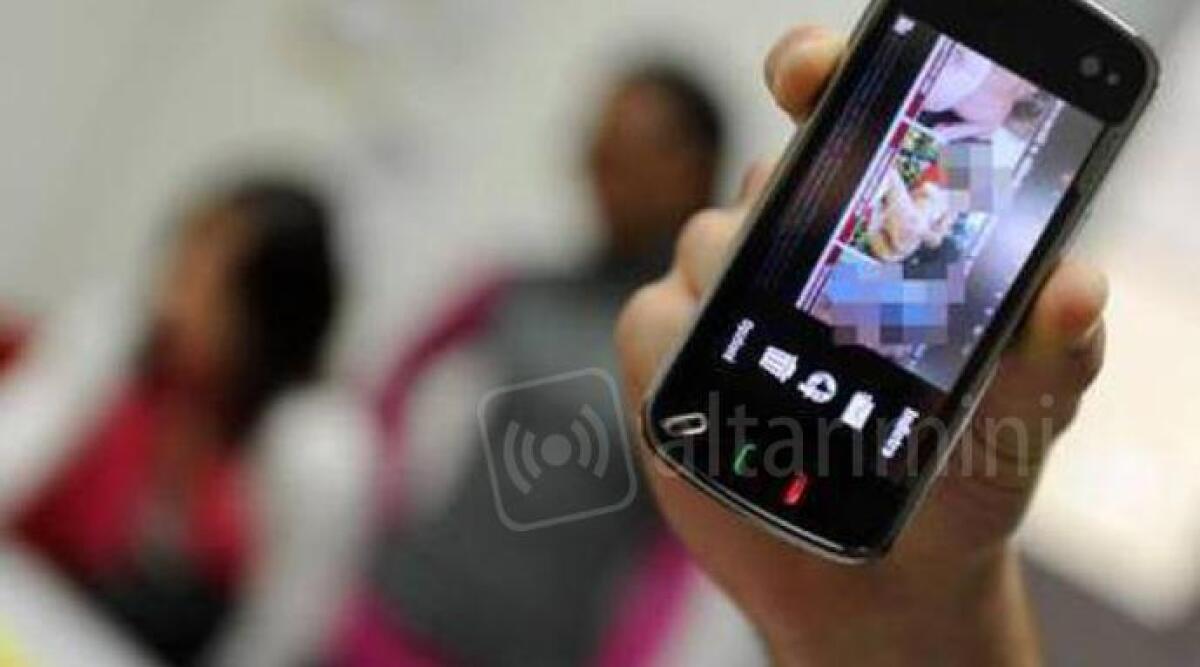 Pubblica su fb le foto della moglie con l'amante: 'sei una maiala'. Lei lo perdona al processo per gli insulti - 