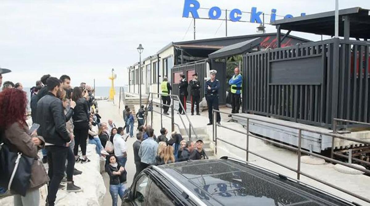 VIDEO: Rimini, Vasco arriva per le prove al Rockisland e saluta fans e curiosi - 