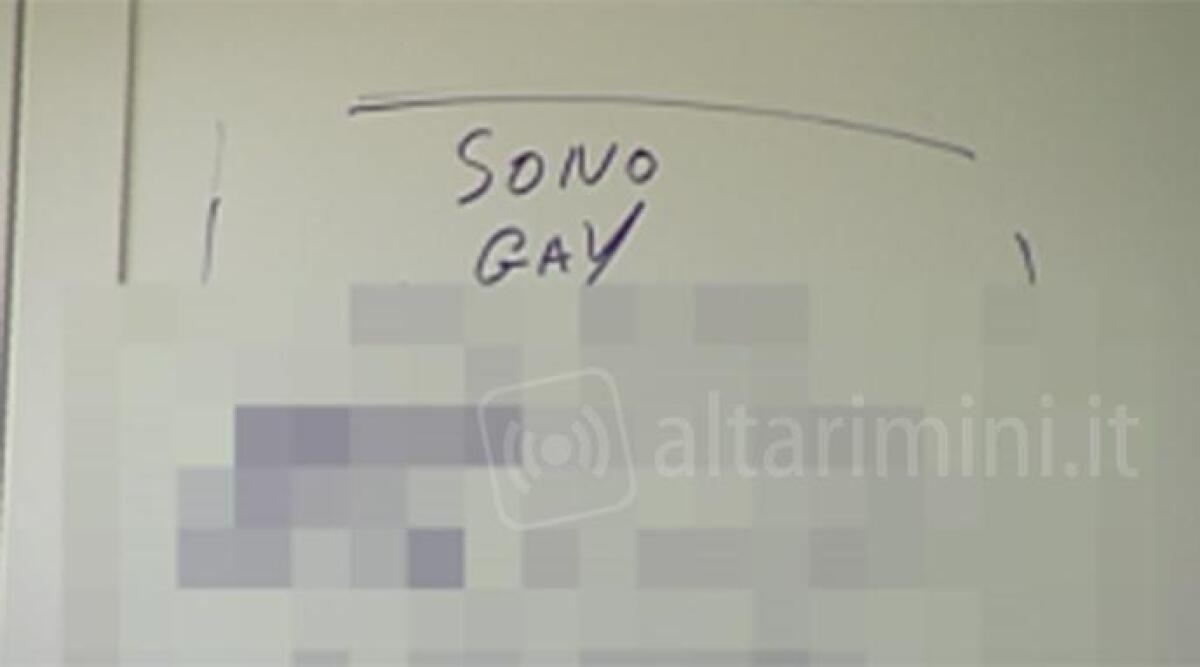 Scrive sui muri dei bagni nomi, numero e offerta di incontri sessuali, tre imprenditori tempestati di telefonate - 