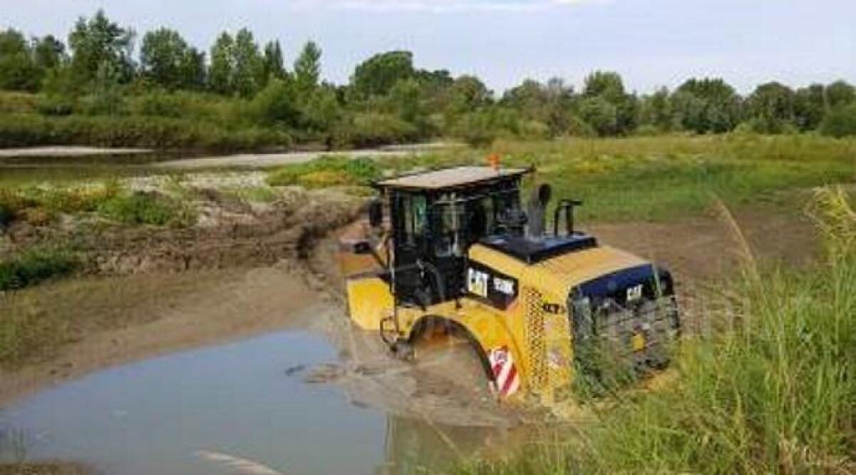 Escavatori rubati, uno abbandonato in mezzo la strada: traffico in tilt. Il proprietario non si era accorto di nulla - 