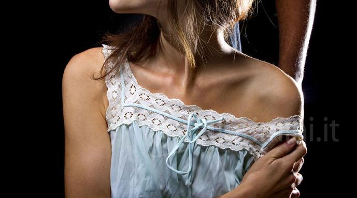 Costringe e filma ragazza mentre fa sesso a tre, poi minaccia di diffondere il video. Vittima sentita in udienza - Archivio