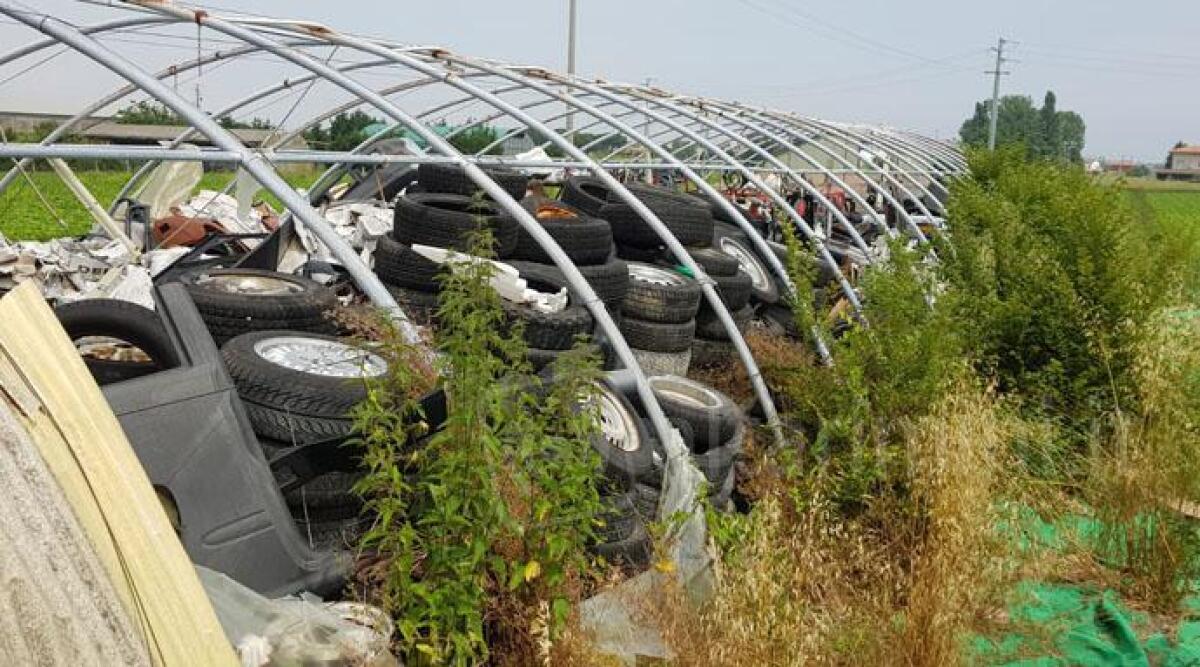 Scoperta shock a Bellaria: 400 kg di amianto e serre trasformate in una discarica con rifiuti di ogni tipo - 