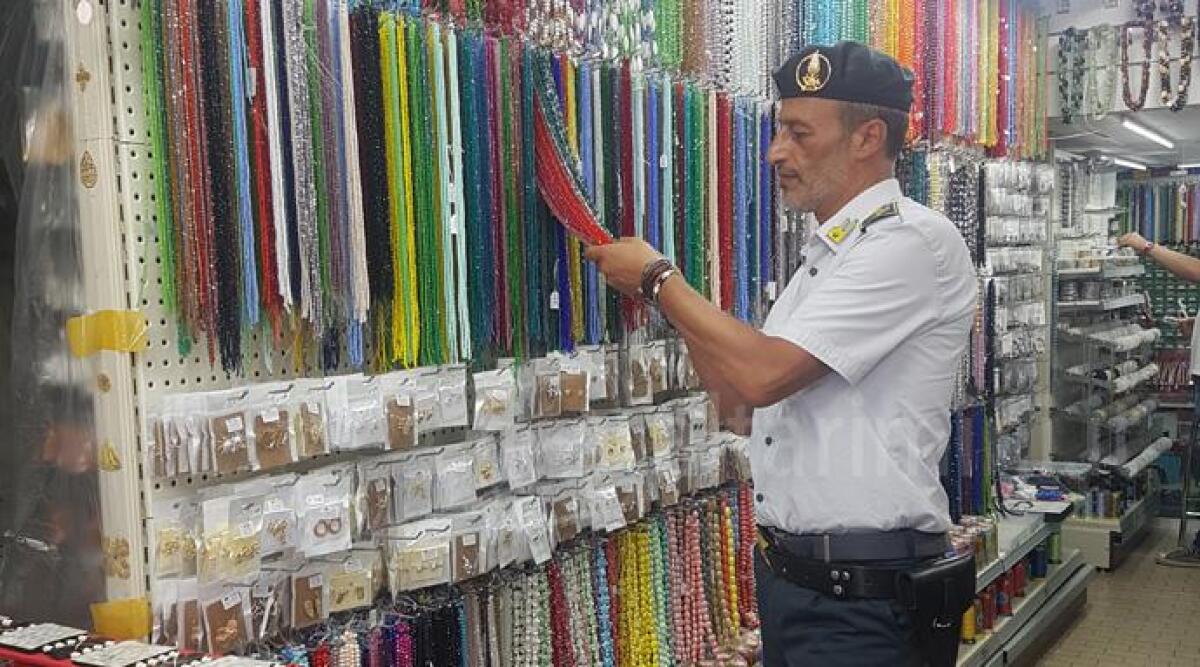 Rimini, tre milioni di braccialetti e monili sequestrati perch&eacute; pericolosi: denunciati negozianti bengalesi - 