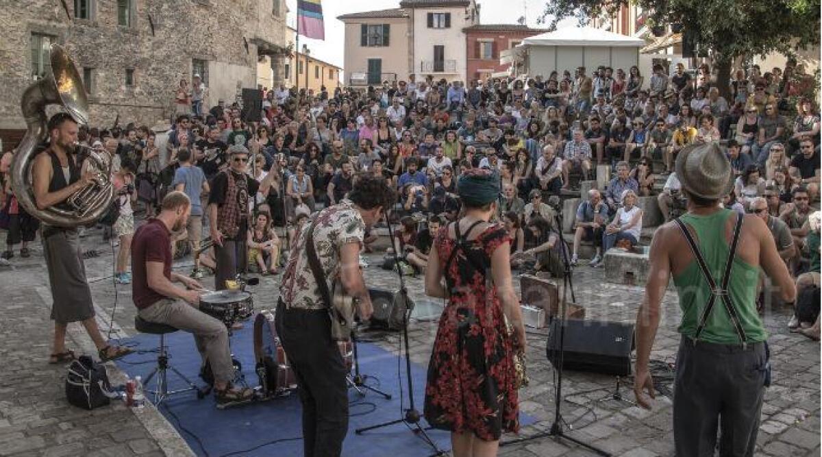 Tutta l’arte di strada a Pennabilli, inizia Artisti in Piazza: il programma della prima giornata -