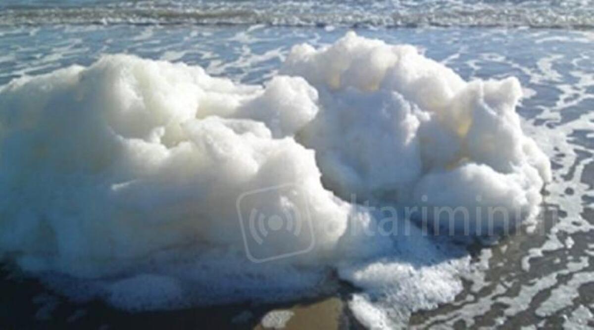 Schiuma bianca sulla spiaggia di Riccione, ma non &egrave; inquinamento - 