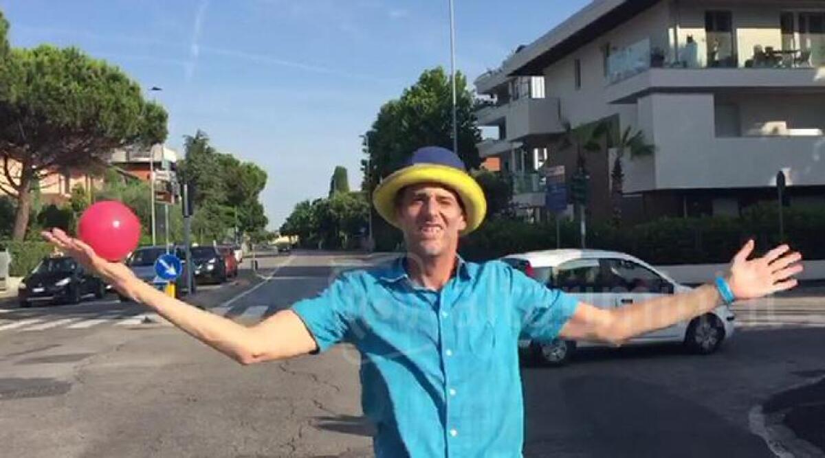 Giocoliere da incrocio, spettacoli al semaforo di Rimini. Guarda il VIDEO - 