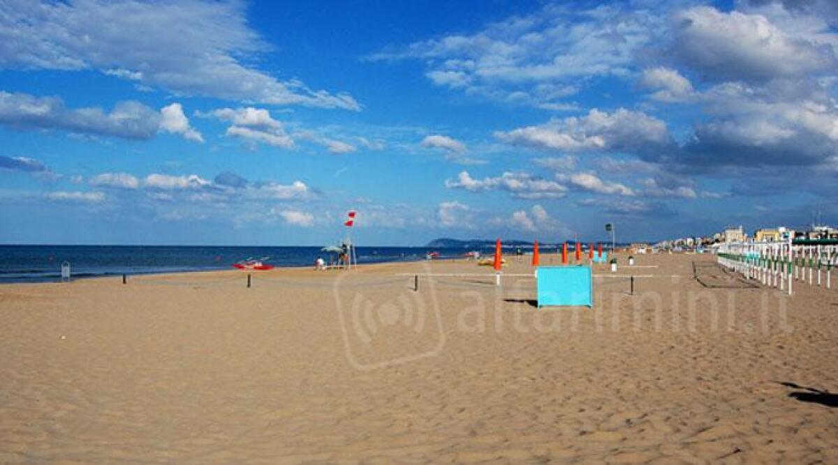 Anche a Riccione via libera ai tuffi dei cani in spiaggia, ma solo in una precisa fascia oraria - 