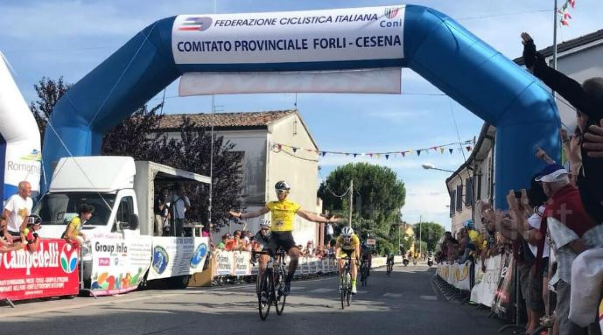 Ciclismo, Mattia Casadei campione regionale Allievi: in volata ha vinto il Memorial Berardi. Juniores: hurrà di Baroncini -