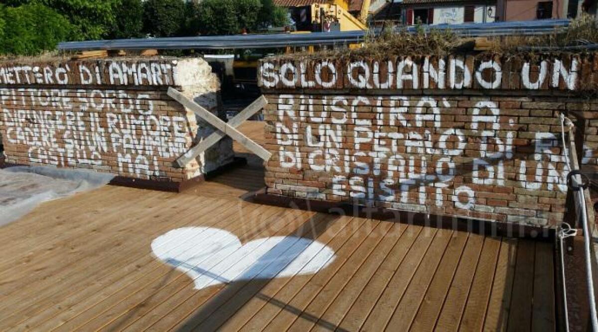 Rimini, vandali in azione: imbrattate le mura di piazzetta Pirinela e la passerella del porto - 