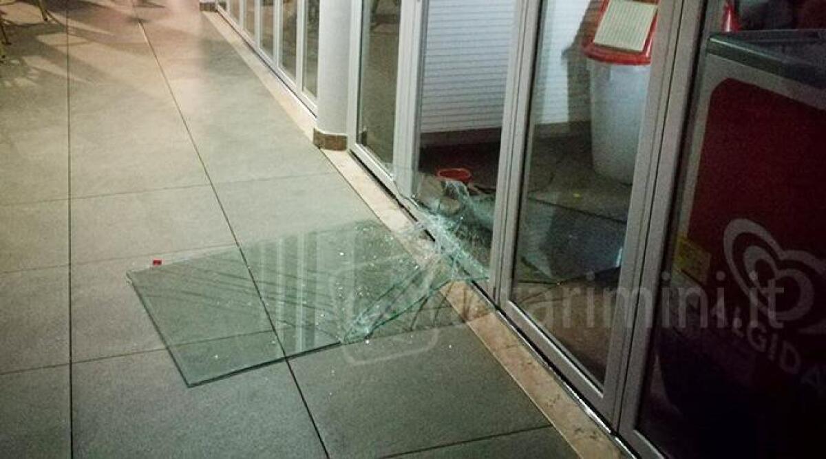 Spaccata nel cuore di Riccione: colpito ristorante Columbus. Sfondano la vetrata, ma il furto fallisce - 