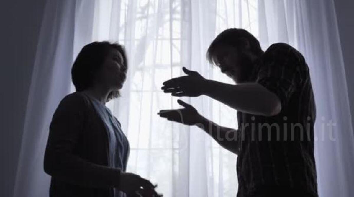 In crisi esistenziale inneggia Bob Marley e si masturba davanti all'ex moglie. Al processo parla l'accusato - 