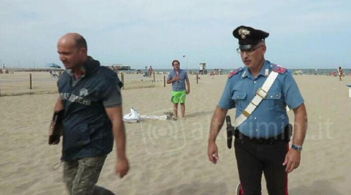 VIDEO: orrore sulla spiaggia, si spoglia e molesta una bambina. Incastrato dalle telecamere - 