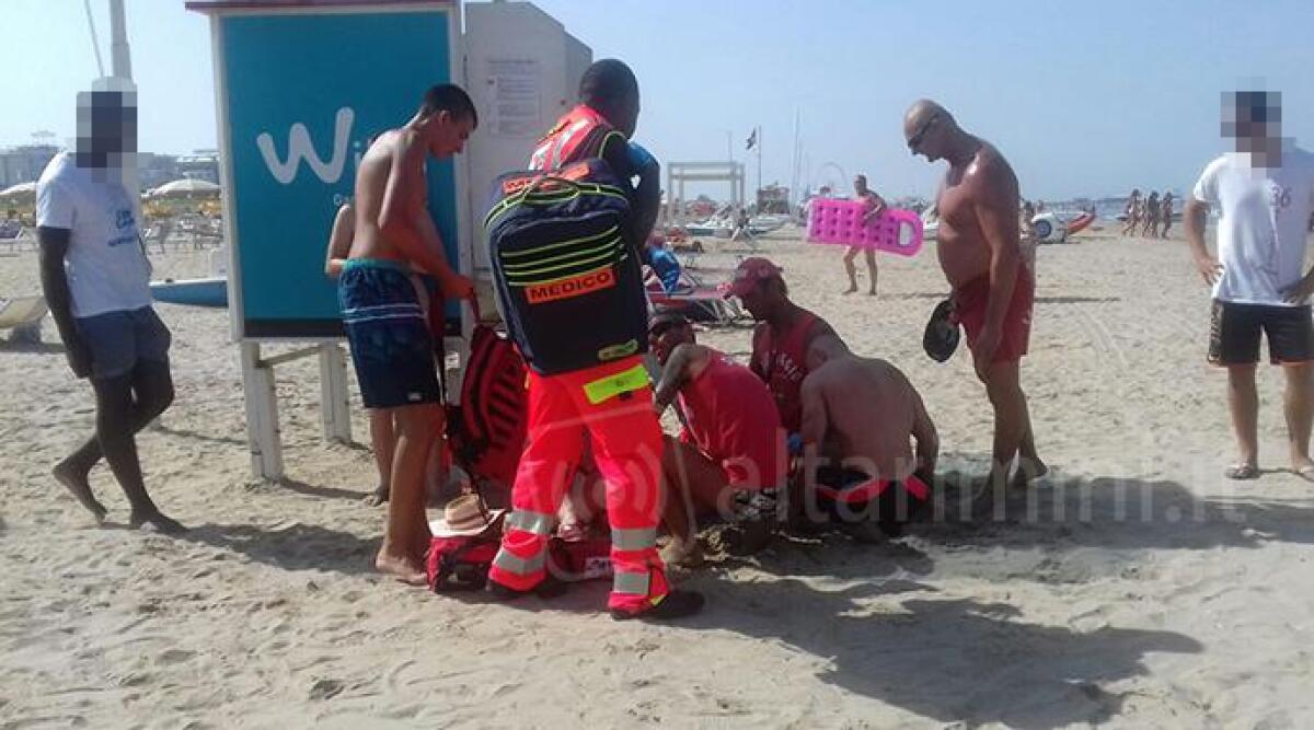 Rimini, altra tragedia in spiaggia. Un uomo muore dopo il bagno in mare - 