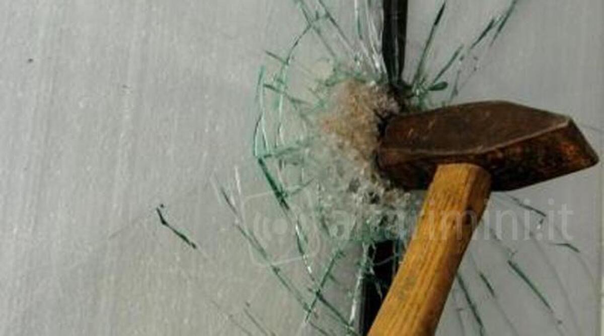 Cerca di spaccare la finestra della casa dell'ex moglie per fare irruzione, poi le minacce: 'ti taglio la gola' - 