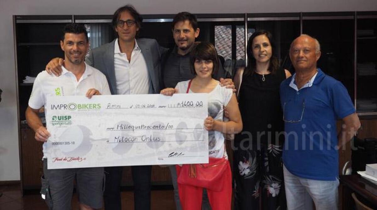 Un assegno di 1400 euro in beneficenza grazie alla cicloturistica per le vie di Rimini e dell'entroterra - 