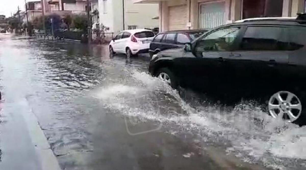 VIDEO: violento temporale nel riminese, strade come fiumi in piena -