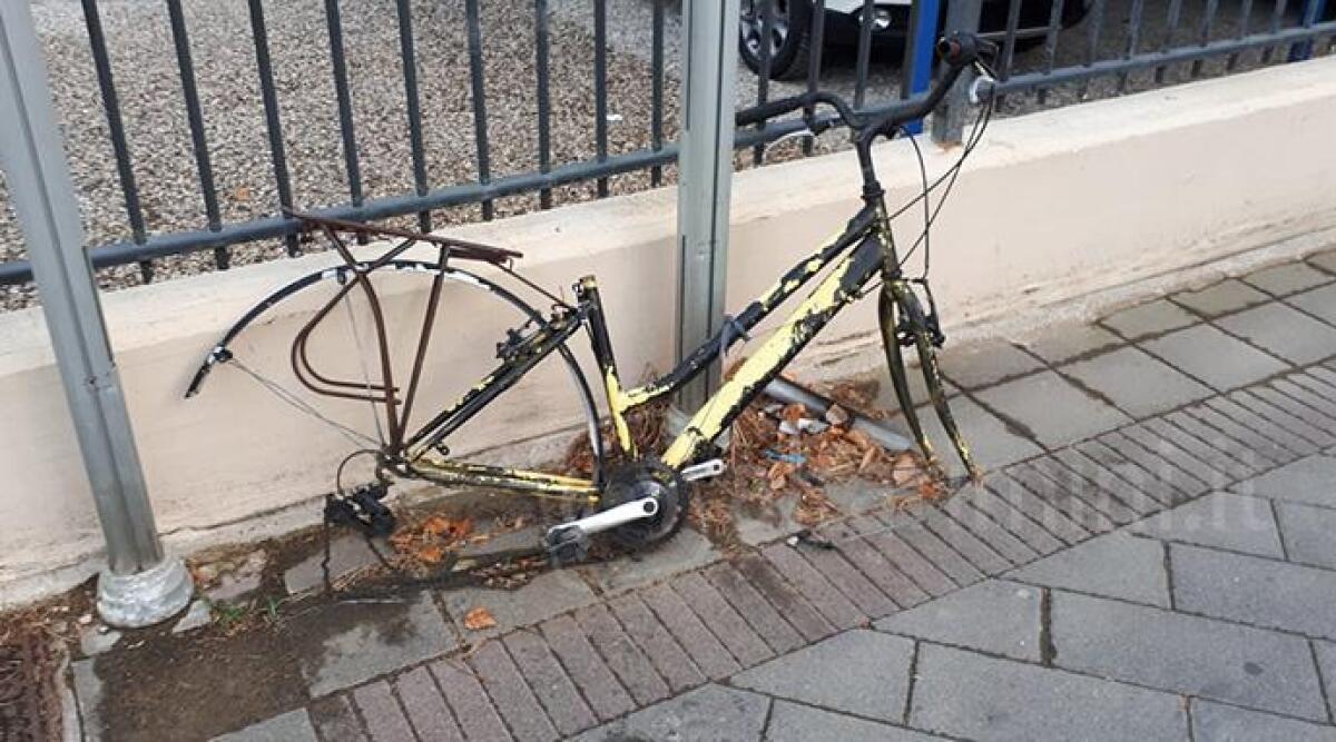 Biciclette incatenate ai pali, rotte e abbandonate: bisogna rimuoverle. La segnalazione - 