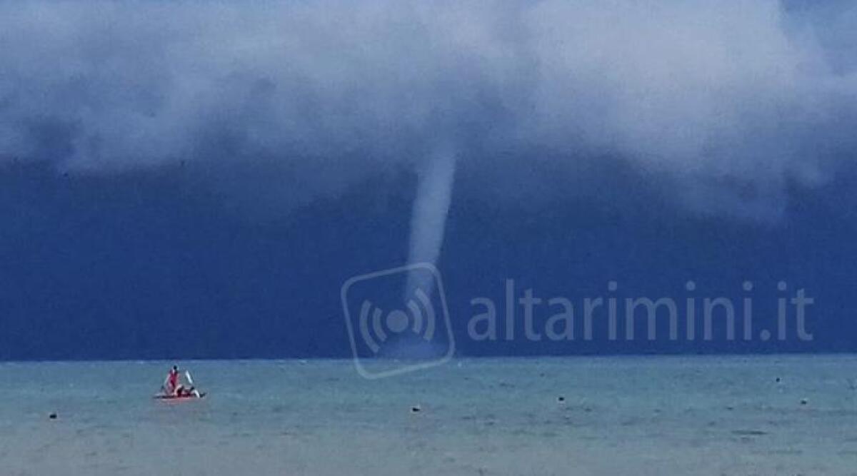 VIDEO: spettacolare tromba d'aria sul mare di Rimini, le immagini inquietanti - 