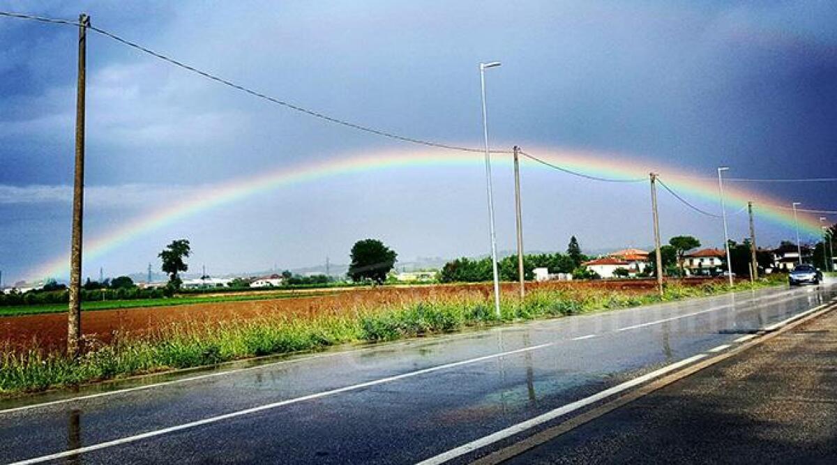 Curiosità, FOTO di San Martino dei Mulini 'abbracciata' da un bellissimo arcobaleno -