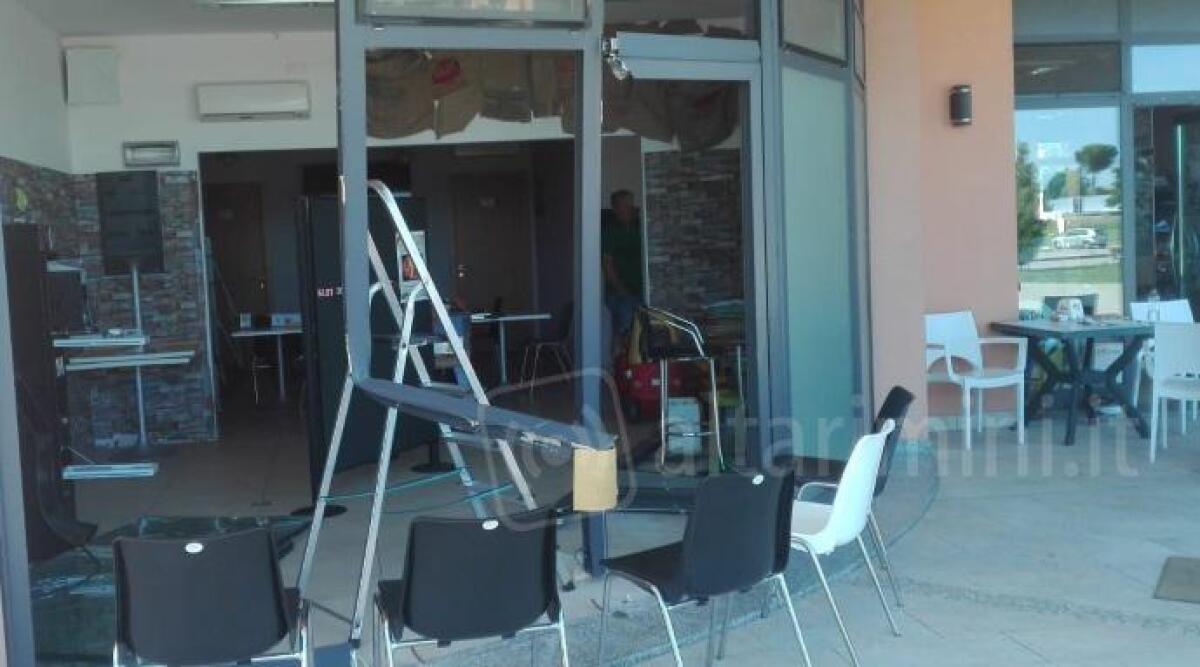 Santarcangelo: spaccata in un bar di Canonica, portate via poche centinaia di euro, danni per oltre 10mila -
