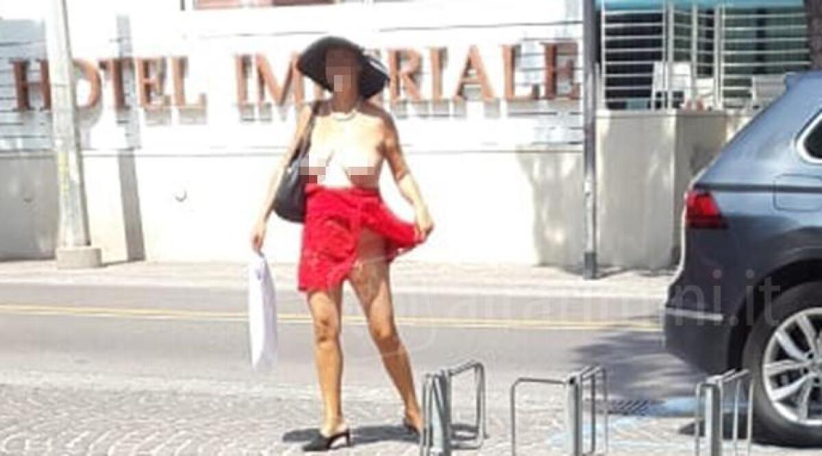 Rimini, donna gira in topless per le strade di Rimini. Stupore tra i passanti -