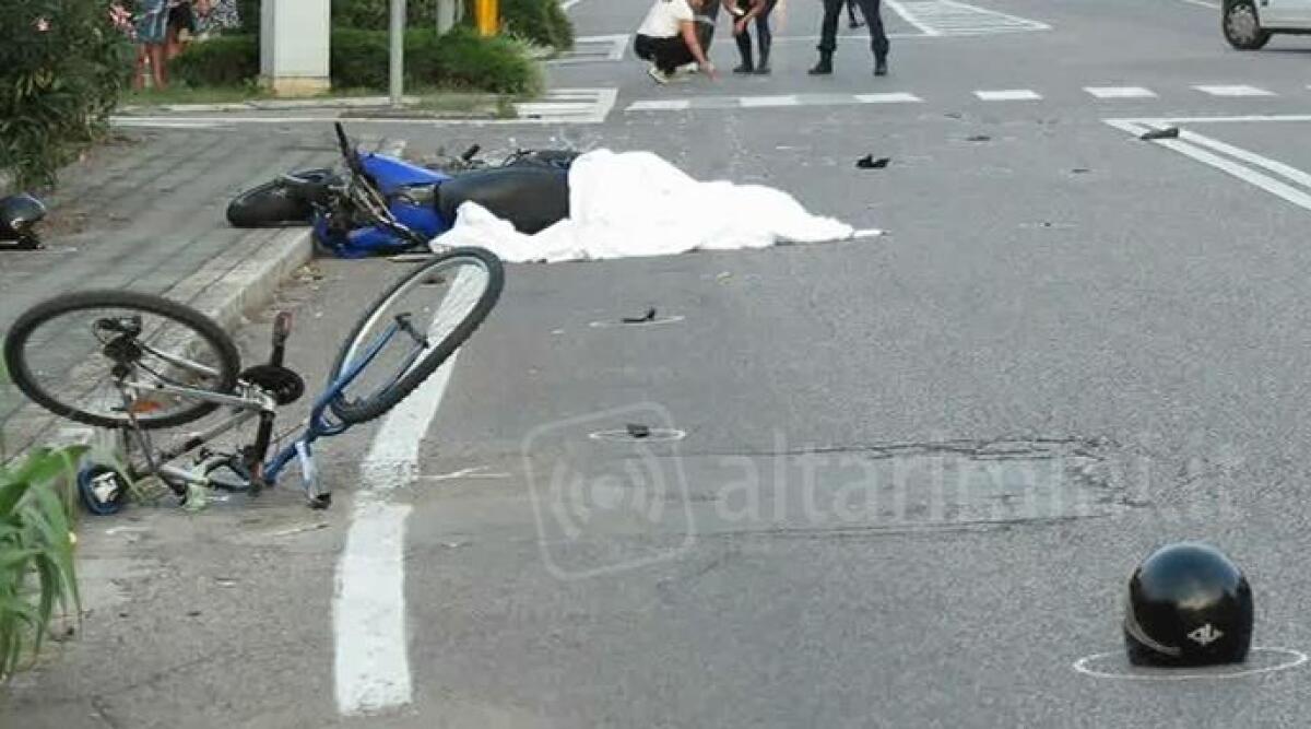 VIDEO: Riccione, due morti e un ferito in un incidente stradale nell'impatto violento tra moto e bici - 
