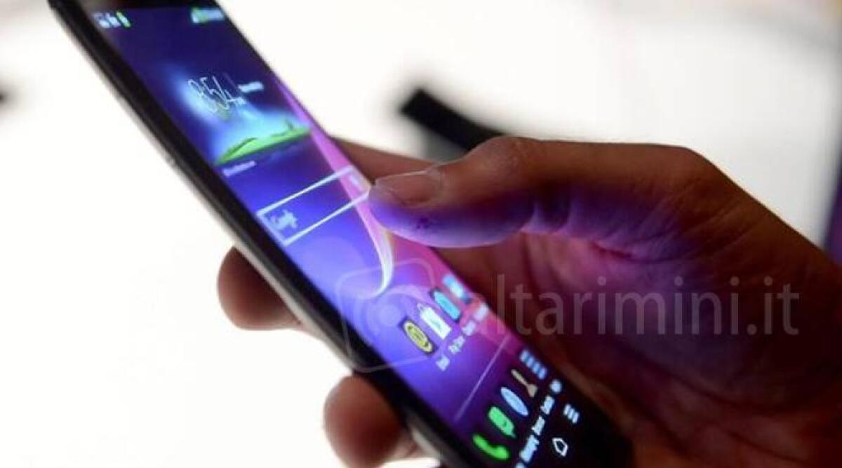 Rimini, si fingono sordomuti e rubano IPhone a commessa: rintracciati grazie all'App - 