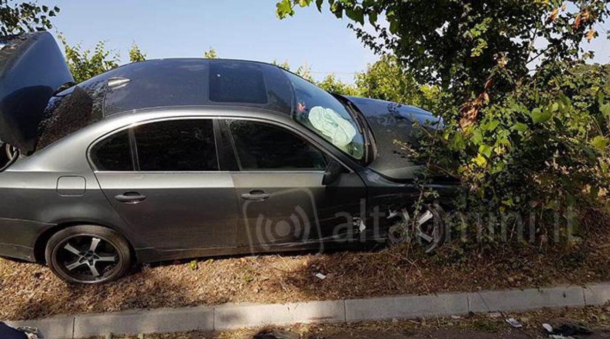 FOTO: urta un'auto, finisce nella ciclabile e si schianta contro un albero. Due feriti - 