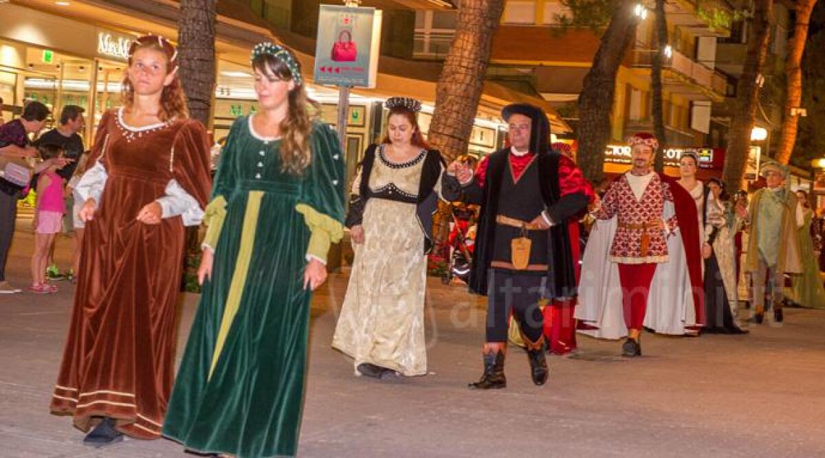 FOTO: Gradara protagonista a Riccione con una splendida sfilata in costumi medievali - 