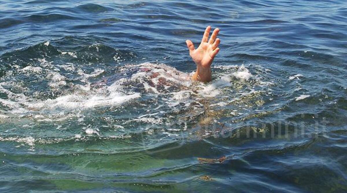 Cade in acqua e chiede aiuto: salvato un pescatore. Tragedia sfiorata in mare al largo di Rimini - 