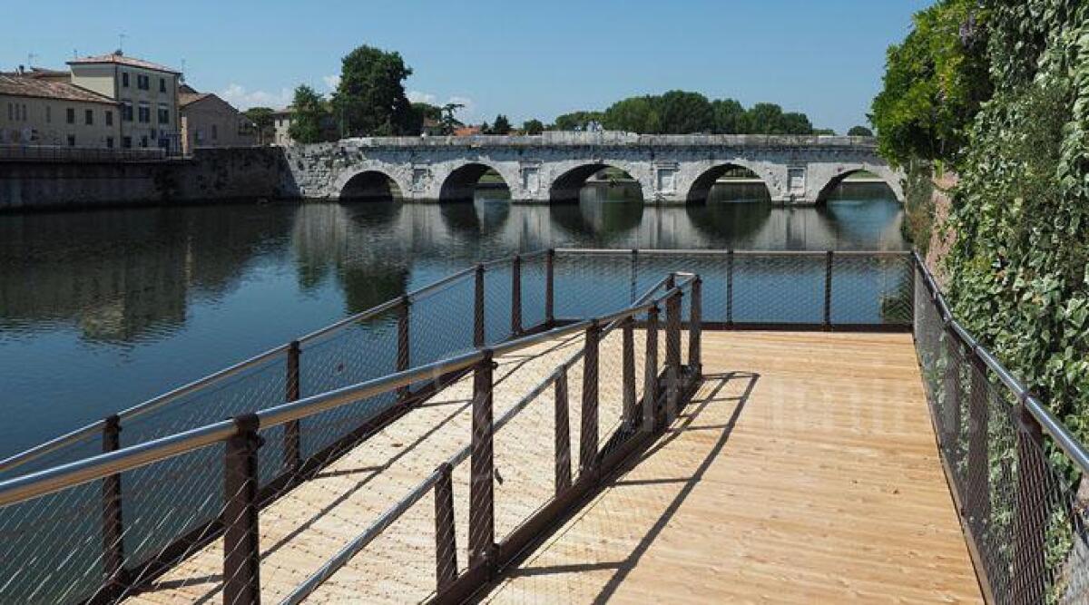 Rimini, il 21 luglio sar&agrave; pronta la passerella galleggiante sulle acque del ponte Tiberio - 