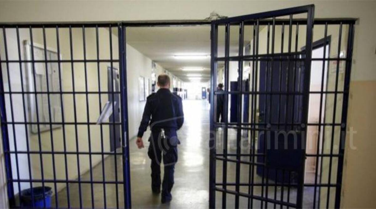 Rimini, rissa durante la messa in carcere tra albanesi e marocchini, due agenti feriti - Foto di repertorio