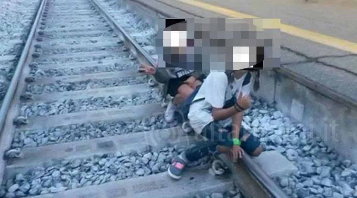 Si siedono sui binari mentre arriva il treno per scattare un selfie, presi quattro ragazzi - 