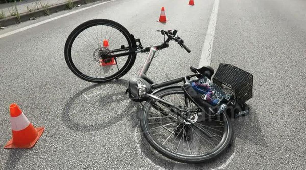 VIDEO: Ciclista falciato in via Montescudo al Villaggio Primo Maggio, soccorso in eliambulanza. E' grave -
