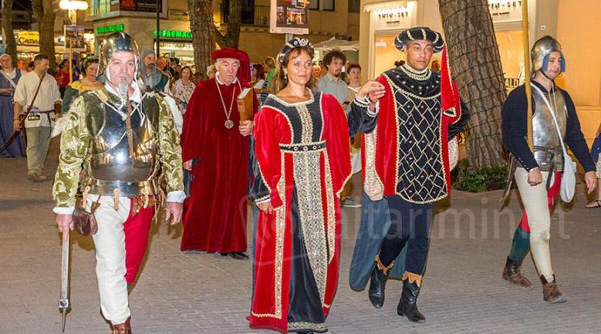 FOTO: Gradara scende a Riccione, la sfilata di oltre 50 figuranti per le strade della Perla Verde - 